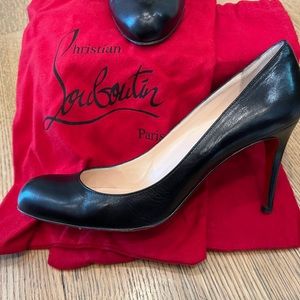 Christian Louboutin kid leather round toe pump. Perfect basic !!
